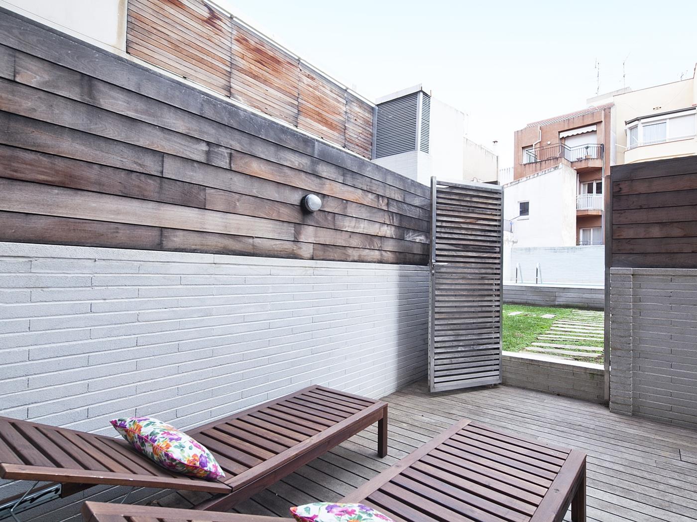 Group of 2 duplexes for up to 16 persons with with terrace & pool in the centre - My Space Barcelona Apartments